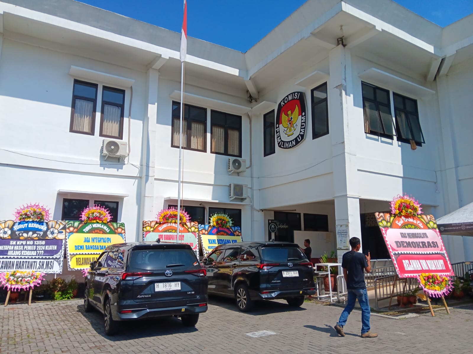 Sejumlah karangan bunga yang terlihat di halaman gedung KPU Klaten pada Jumat (19/4). (ANGGA PURENDA/ RADAR SOLO)