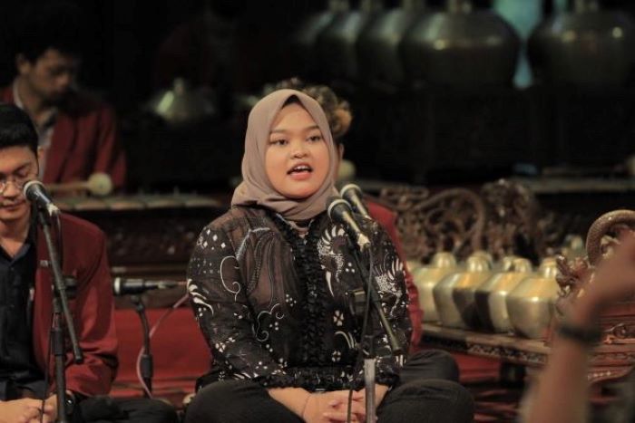 Ilustrasi sindhen melakukan celuk pada gendhing terdapat garap Mandheg. (DOK. PRIABDI/ LIA)
