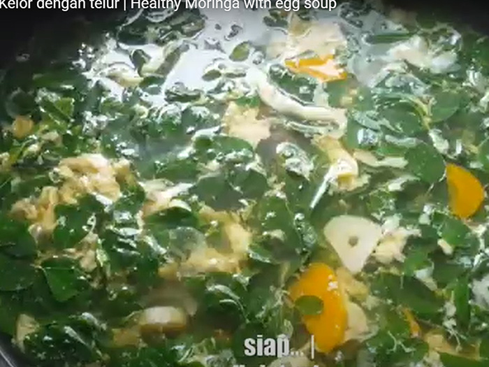 Tangkapan layar sup kelor dengan telur. (YOUTUBE DIAA TATA)