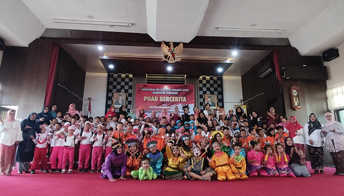 Puluhan anak TK dan anggota PIIAD Wonogiri saat memperingati Hari Kartini di Graha Paripurna DPRD Wonogiri Sabtu (20/4/2024).