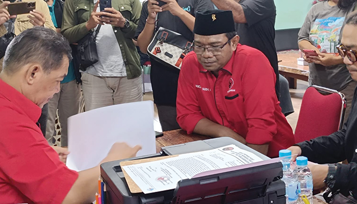 Sejumlah orang mulai mendaftarkan diri ke DPC PDIP Kota Surakarta sebagai Bakal Calon (Balon) Walikota dan Wakil Walikota Surakarta.