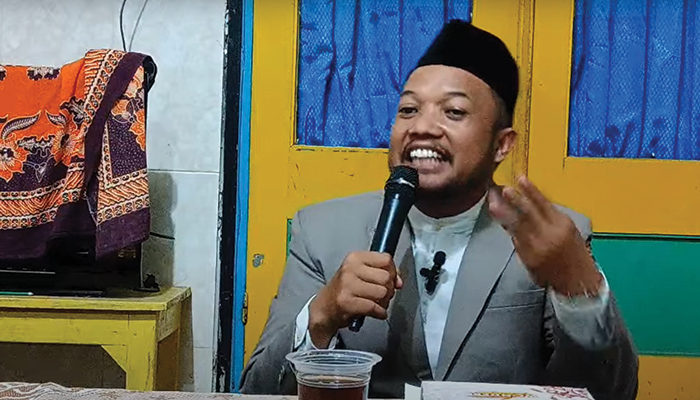 Da&rsquo;i Standardisasi Majelis Ulama Indonesia (MUI) Pusat Jatmiko MPd Gr CPS, saat mengawali tausyiah Halal bihalal Rukun Tetangga (RT) 02 RW IV di Kelurahan Gajahan, Pasar Kliwon, Solo, Jumat (19/04).