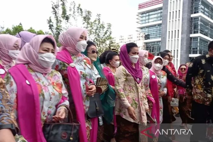 Ibu Negara Iriana Joko Widodo berjalan di sepanjang Jalan Slamet Riyadi Solo, Minggu (2/10/2022). (ARIS WASITA/ ANTARA)