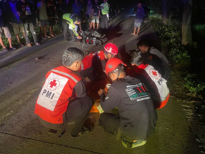 Tim dari PMI terlihat mengevakuasi pemuda yang mengalami kecelakaan tunggal di jalan  Gesi - Sragen pada dini hari. (AHMAD KHAIRUDIN/ RADAR SOLO)