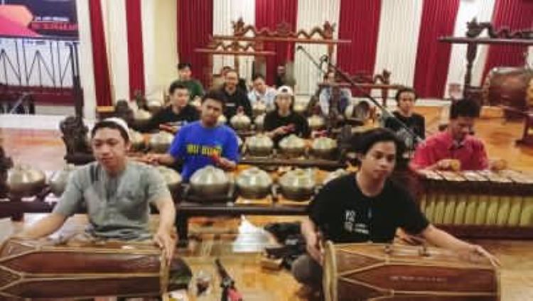 Mahasiswa ISI Surakarta saat berlatih gamelan Kodhok Ngorek. (DOK. PRIBADI/ LIA)