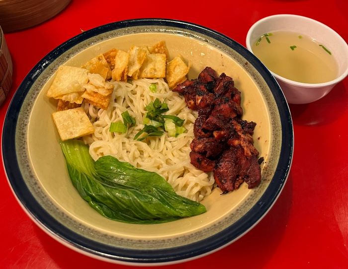 Mie charsiu yang membuat sebuah kedai di Solo viral. (DOK. PRIBADI/ NORA)