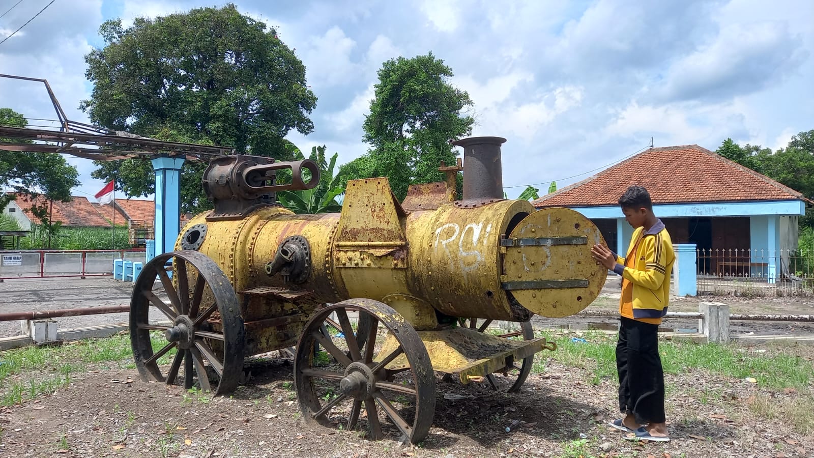 Salah satu peninggalan Pabrik Gula Ceper berupa loko mobil pabrik (DOK. PRIBADI/ SISCA)