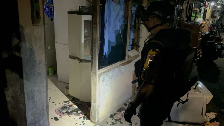 Petugas kepolisian terlihat memantau kerusakan yang terjadi pada rumah wanita paruh baya di belakang Kelurahan Joglo Solo. (ANTONIUS CHRISTIAN/ RADAR SOLO)