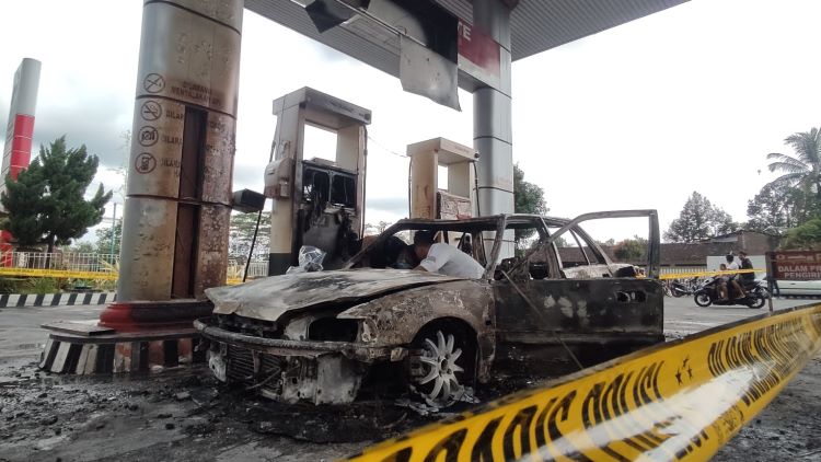 Bangkai mobil yang terbakar di pom bensin Ngadirojo Selasa (23)4/2024). (IWAN ADI LUHUNG/ RADAR SOLO)