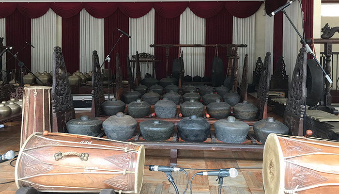Gamelan Monggang yang ada pada anjungan Pendhapa ISI Surakarta.