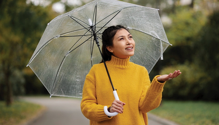 Tips Tetap Tampil Stylish Meski Saat Musim Hujan.