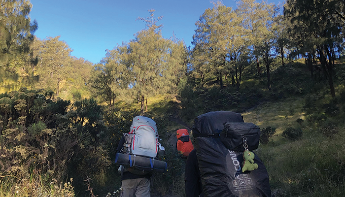 Beberapa pendaki melewati jalur pendakian via Candi Cetho untuk menuju puncak Gunung Lawu. (Dok Pribadi/Lia)