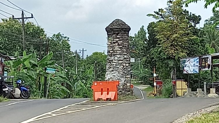 Tugu Jati Bedug yang berada di perbatasan tiga wilayah Gunung Kidul, Wonogiri dan Sukoharjo. (DOK PRIBADI/ SISCA)