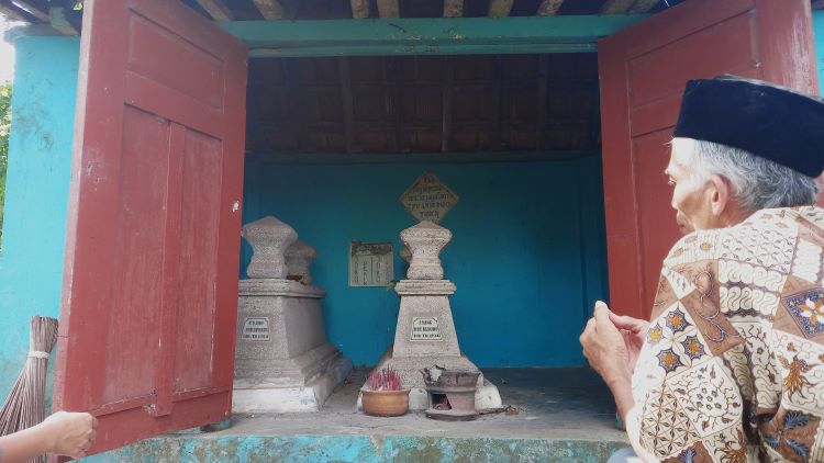 Makam Eyang Joko Pekik dan Eyang Joko Kusumo Di Gunung Beluk, Tumpukan, Karangdowo, Kabupaten Klaten. (DOK. PRIBADI/ RADAR SOLO)