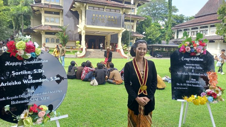 Arieska Wulandari, S.Sn wisudawan prodi Teater periode 1 tahun 2024. (DOK.PRIBADI/ SISCA)