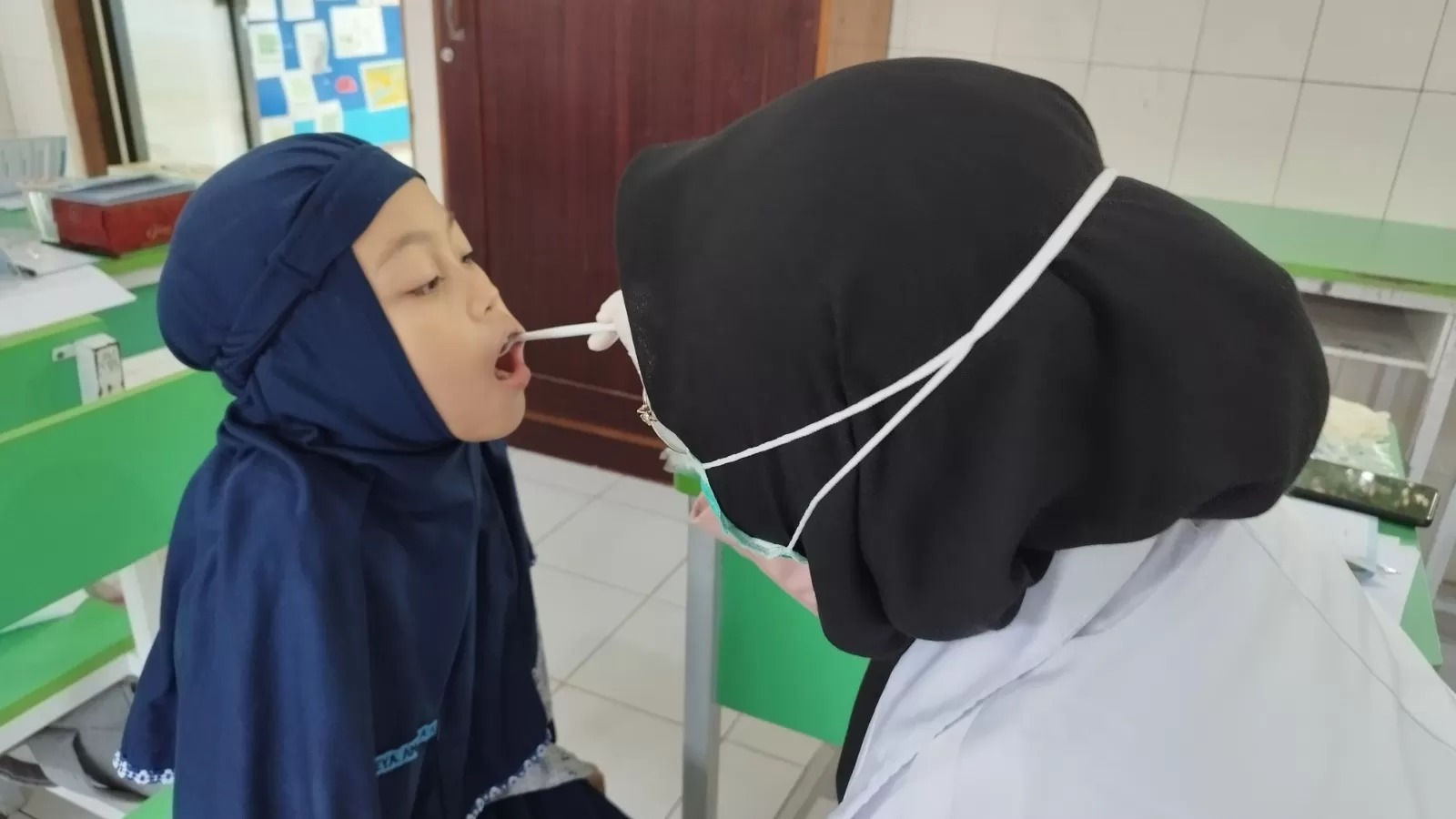 Pemeriksaan kesehatan gigi di salah satu SD swasta di Kota Solo, Kamis (25/4). (FAUZIAH AKMAL/RADAR SOLO)