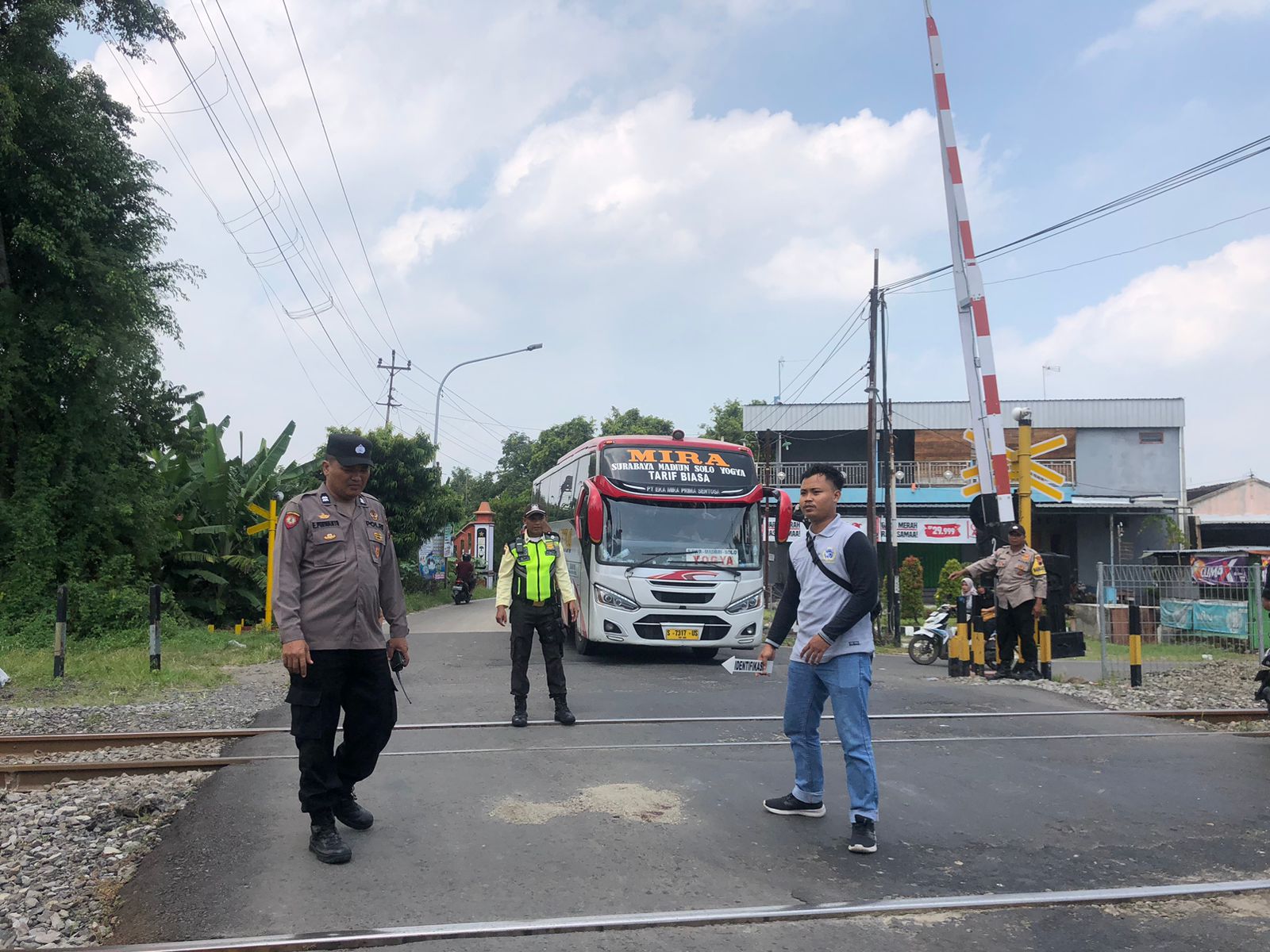 Palang pintu kereta api di Kabupaten Sragen tempat tersambarnya seorang lansia. (AHMAD KHAIRUDIN/ RADAR SOLO)