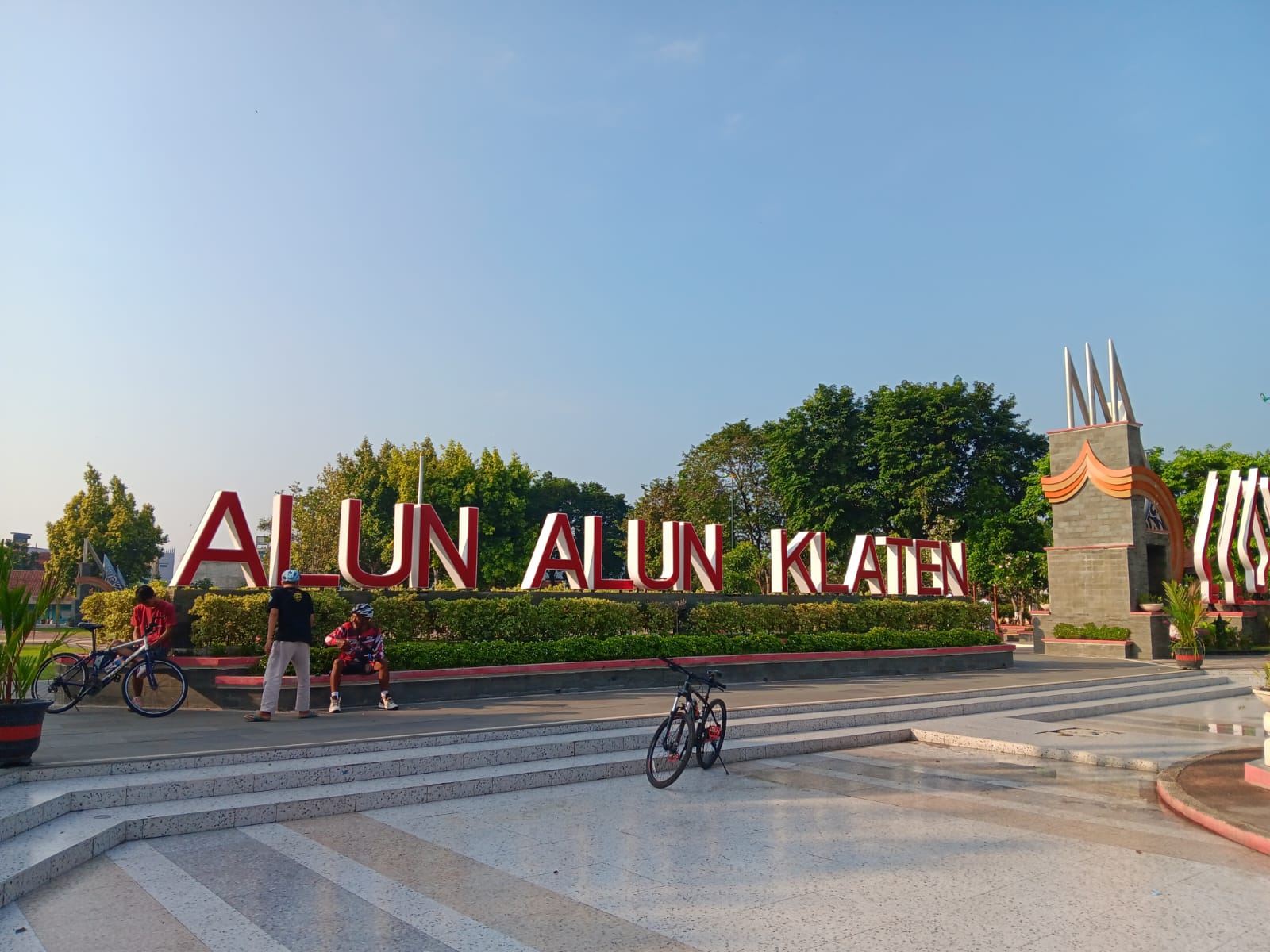 Alun-alun Klaten menjadi lokasi nobar Timnas Indonesia vs Uzbekistan pada Senin (29/4) malam. (ANGGA PURENDA/ RADAR SOLO)