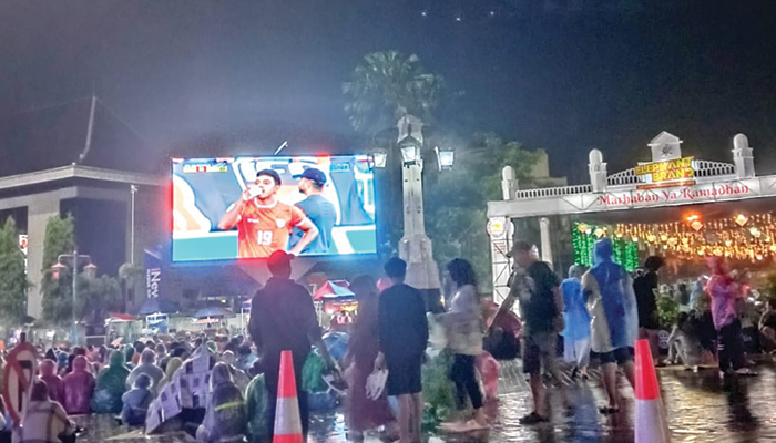 Suasana Nobar Timnas Indonesia saat hujan tiba.