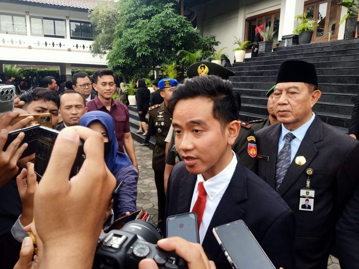 Gibran Rakabuming usai Rapat Paripurna LKPJ Wali Kota Solo di DPRD Kota Surakarta Selasa (30/4/2024). (ANTONIUS C./ RADAR SOLO)