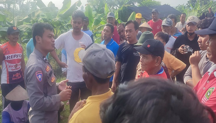 Puluhan buruh tani dan warga Desa Gabus, Kecamatan Ngrampal menggelar aksi demonstrasi terkait kebijakan desa