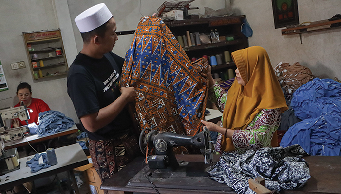 Pedagang batik yang kian memiliki banyak peminat.
