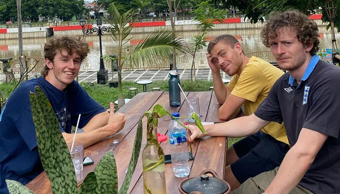 Burjo kijing  saat dikunjungi oleh para wisatawan luar
