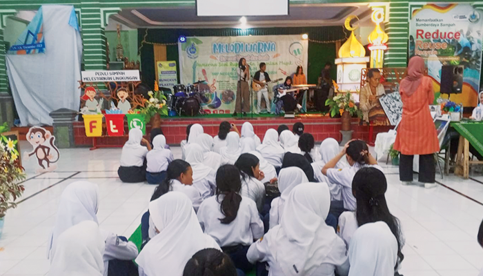 Pelaksanaan kegiatan pameran hasil karya kelas IX yang diadakan di Aula SMP Negeri 2 Surakarta.