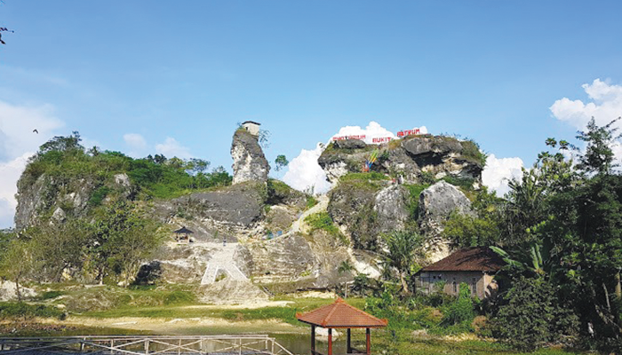 Pesona wisata alam di Solo Raya, Bukit Patrum eksis di kalangan remaja Klaten.