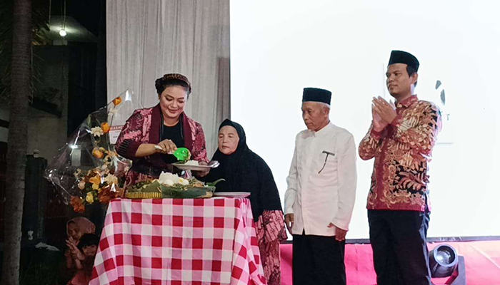 Prosesi potong tumpeng oleh istri almarhum Didi Kempot, Yan Vellia saat peresmian Didi Kempot Studio, Minggu (5/5/2024)