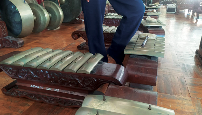 Gambar Orang akan melangkahi Gamelan.
