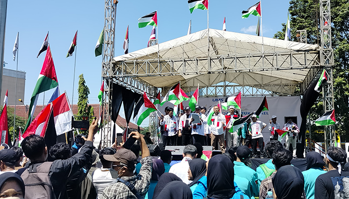 Universitas Muhammadiyah Surakarta (UMS) menggelar aksi damai bela Palestina di lapangan Gedung Induk Siti Walidah UMS, Selasa (7/5)