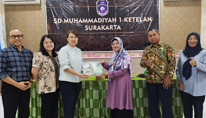 Universitas Katolik Parahyangan Bandung melakukan studi tiru praktik kantin sehat ramah anak di SD Muhammadiyah 1 Ketelan Surakarta (7/5)