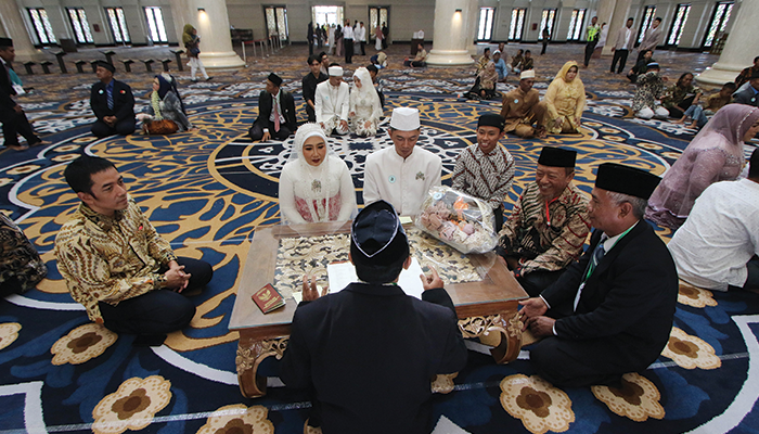 Ilustrasi pengantin jawa yang menikah dengan perhitungan weton jawa.