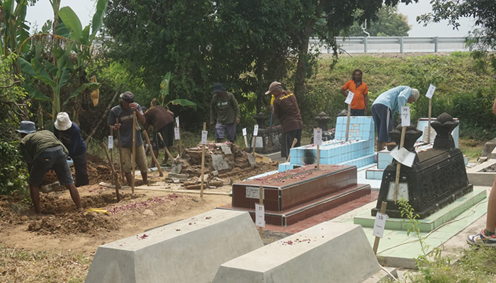Petugas dari Tim Al Iswat saat melakukan pembongkaran makam yang terdampak tol di Desa Kranggan, Kecamatan Polanharjo, Klaten, Kamis (9/5)