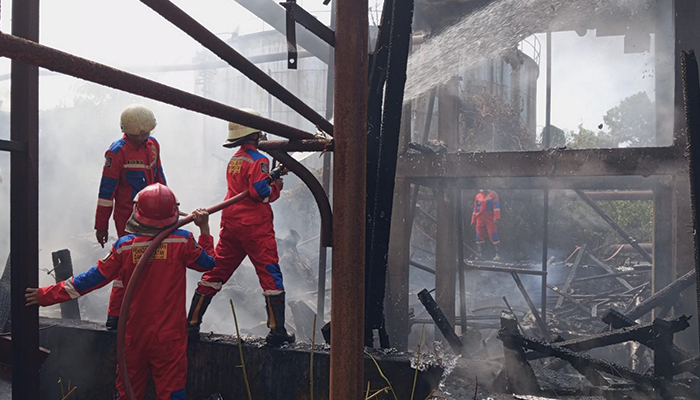 Kebakaran penyimpanan gula di Pabrik Gula Tasikmadu, Karanganyar, Sabtu (11/5).