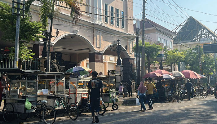Spot jajanan di depan BTC Solo.