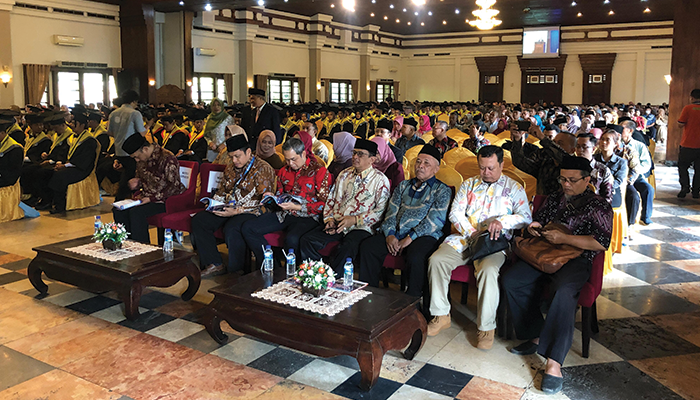Sidang senat terbuka wisuda sarjana ke-54 dan magister ke-33 Universitas Islam Batik Surakarta di Graha Saba Buana, Solo Sabtu (11/5).