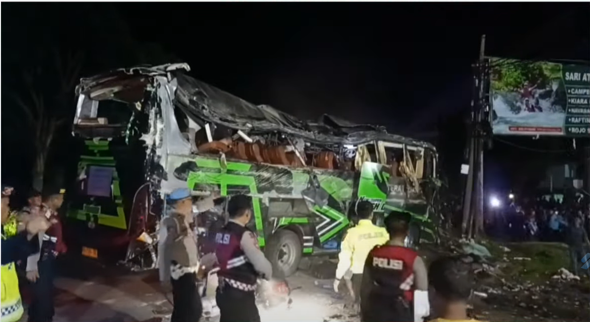 Kecelakaan maut bus rombongan perpisahaan SMK Lingga Kencana Depok di Ciater, Subang, Jawa Barat.