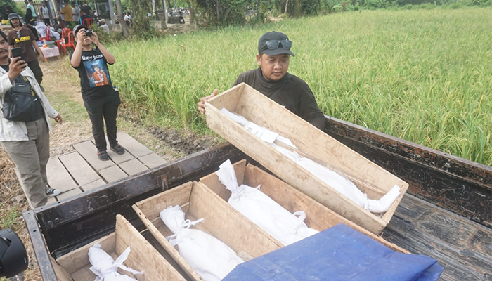 Tim dari Al Iswat saat memindahkan jenazah ke lokasi TPU yang baru di Desa Kranggan, Kecamatan Polanharjo, Klaten