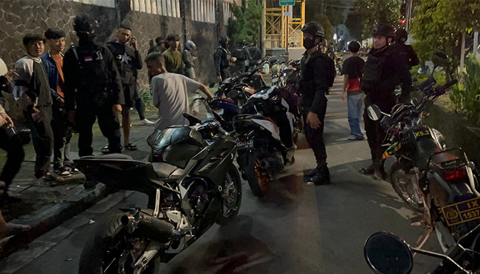 Tim Sparta mengamankan pengguna motor brong dilampu merah Fajar Indah (12/5)