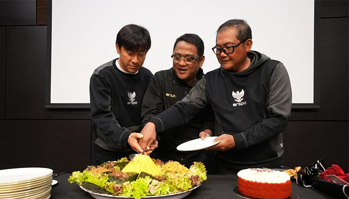 Sumardji memotong tumpeng bersama Shin Tae-yong