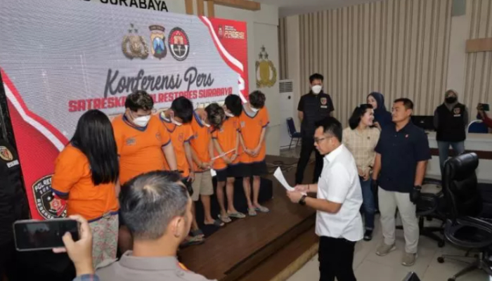 Konferensi pers kasus bisnis prostitusi anak di Surabaya.