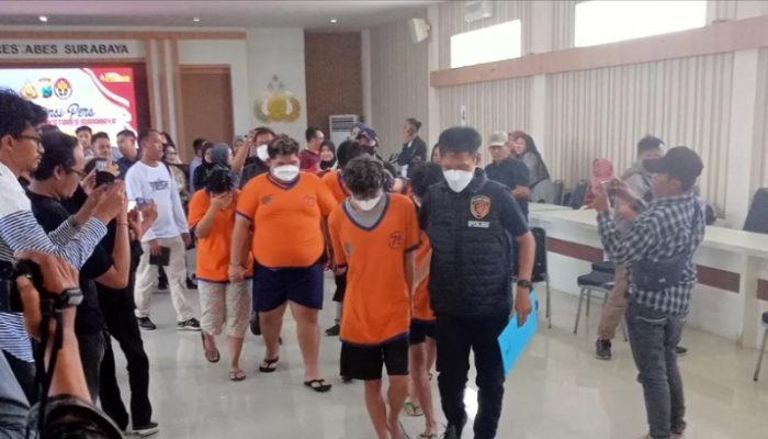 YY dan para tersangka kasus bisnis prostitusi anak di Surabaya.
