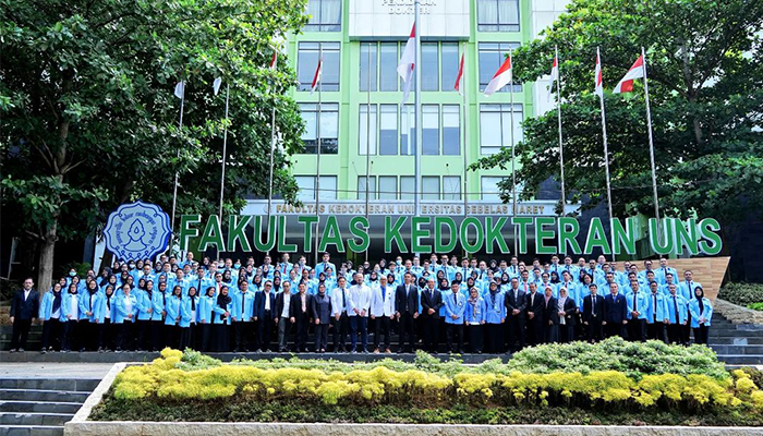Mahasiswa dan Jajaran Guru Besar Fakultas Kedokteran UNS