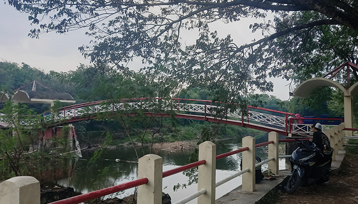 Wisata Jembatan Pelangi di Cawas, Klaten.