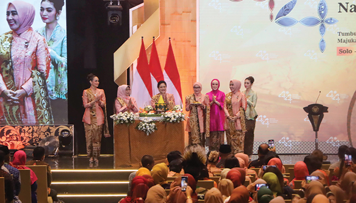 Potret Iriana Jokowi dalam pembukaan HUT ke-44 Dekranas.