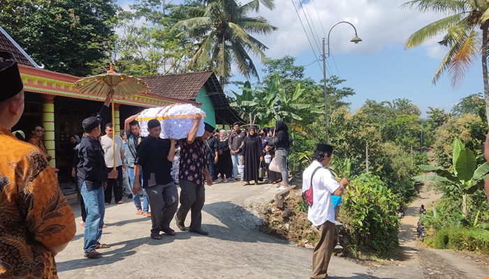 Suasana haru di rumah SV, siswi SMP asal Kecamatan Girimarto yang gantung diri Kamis (16/6/2024).