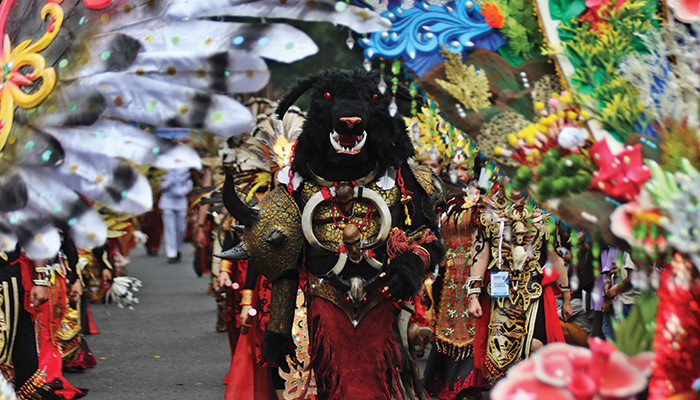 Parade mobil hias dalam HUT ke-44 Dekranas di Kota Solo.