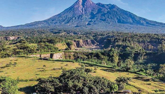 Pemandangan Gunung Merapi di Bendungan Kendalsari.